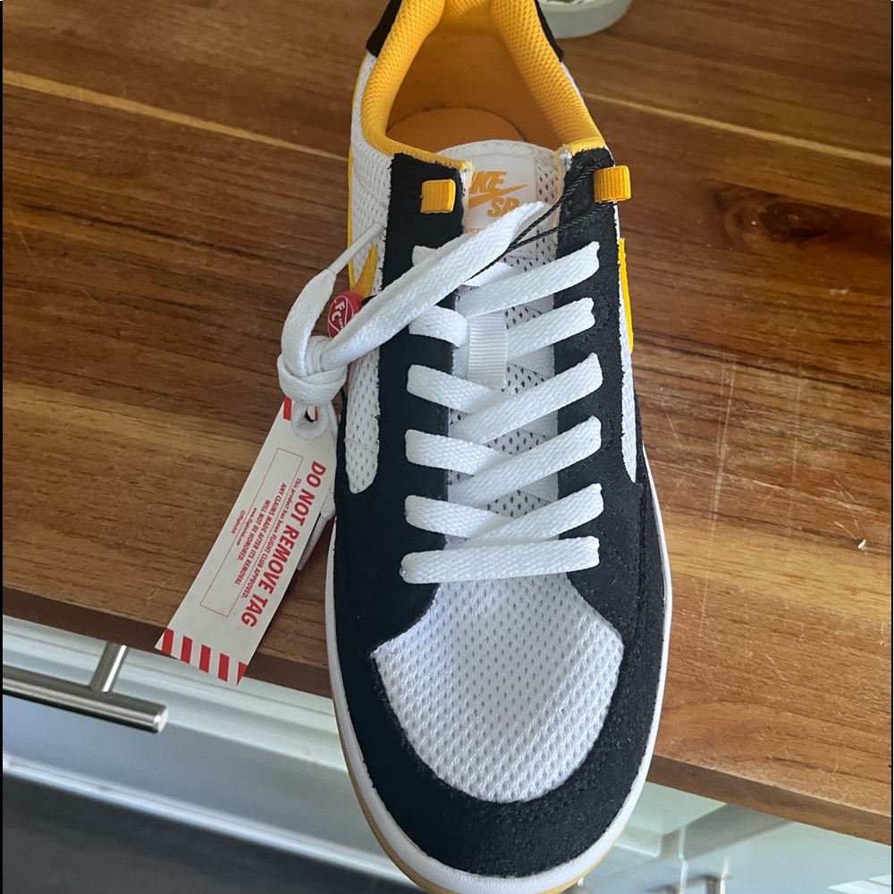 Mens brand new Nike Shoes.